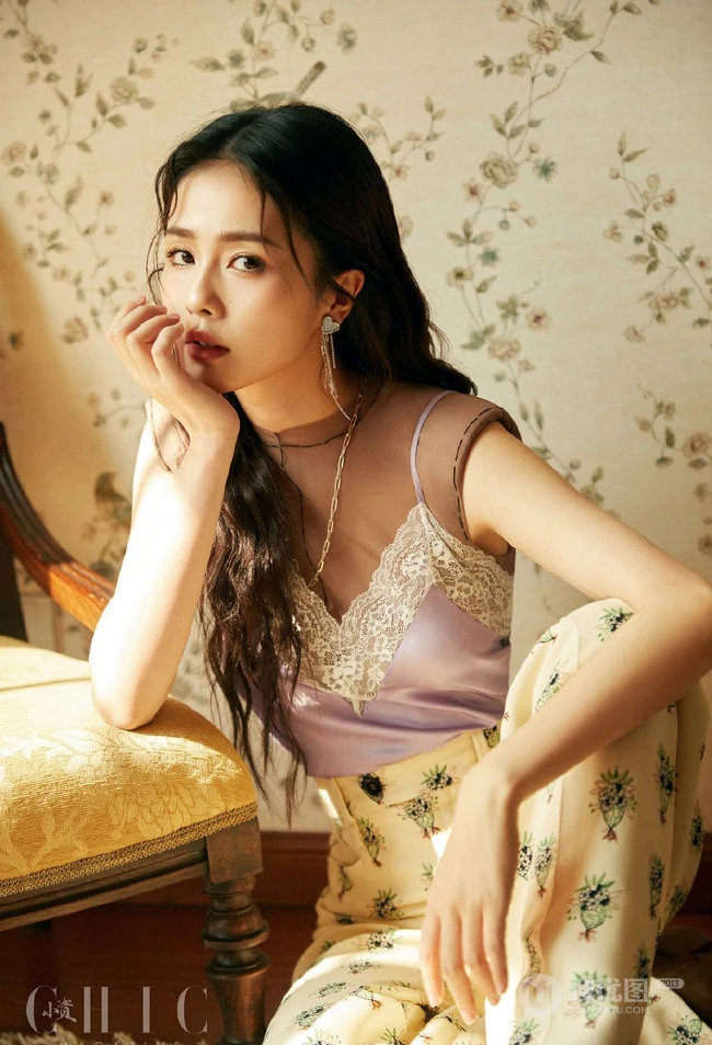 白露优雅复古文静印花系列穿搭杂志写真美照