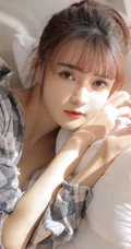 浅粉白皙线条感少女格纹衬衫搭配休闲背心短裤居家慵懒随性写真套图