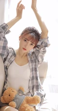 浅粉白皙线条感少女格纹衬衫搭配休闲背心短裤居家慵懒随性写真套图