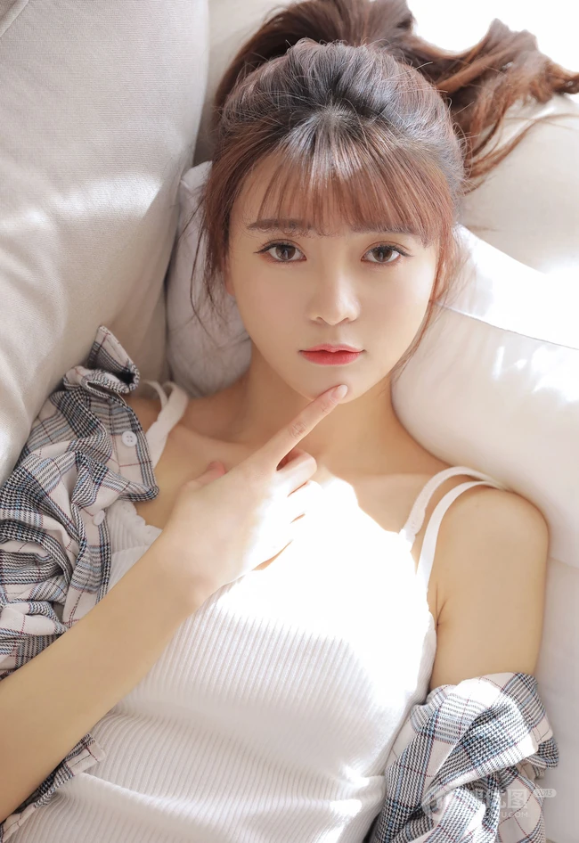 浅粉白皙线条感少女格纹衬衫搭配休闲背心短裤居家慵懒随性写真套图