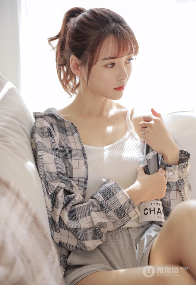 浅粉白皙线条感少女格纹衬衫搭配休闲背心短裤居家慵懒随性写真套图