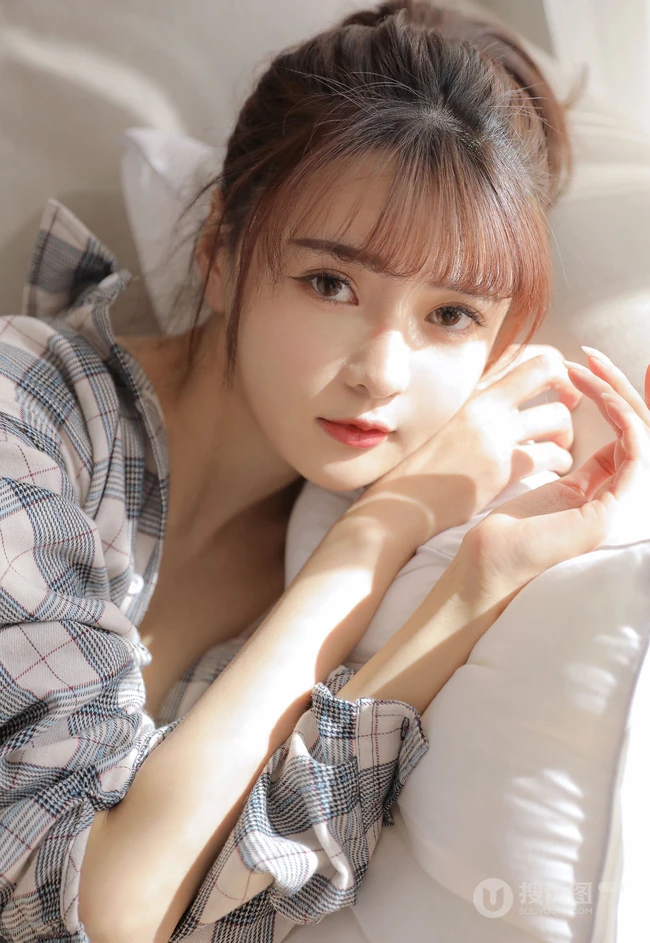 浅粉白皙线条感少女格纹衬衫搭配休闲背心短裤居家慵懒随性写真套图