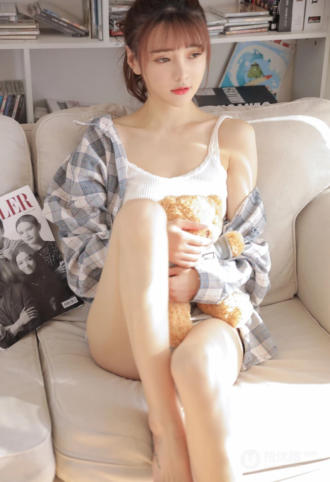 浅粉白皙线条感少女格纹衬衫搭配休闲背心短裤居家慵懒随性写真套图