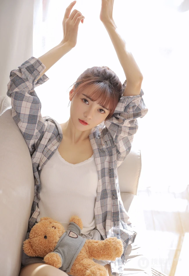 浅粉白皙线条感少女格纹衬衫搭配休闲背心短裤居家慵懒随性写真套图
