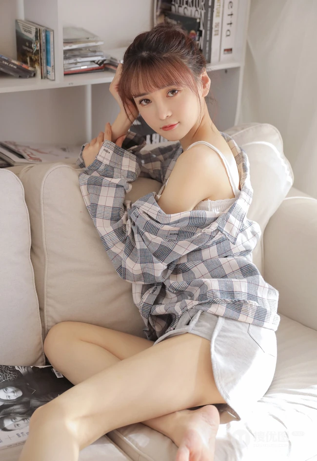 浅粉白皙线条感少女格纹衬衫搭配休闲背心短裤居家慵懒随性写真套图