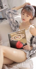 浅粉白皙线条感少女格纹衬衫搭配休闲背心短裤居家慵懒随性写真套图
