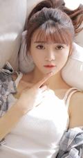 浅粉白皙线条感少女格纹衬衫搭配休闲背心短裤居家慵懒随性写真套图