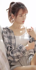 浅粉白皙线条感少女格纹衬衫搭配休闲背心短裤居家慵懒随性写真套图