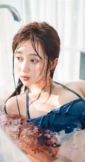 花浴少女，唇红齿白网红少女蓝色肩带泳装浴盆沐浴写真图片集