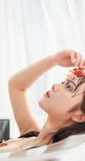 花浴少女，唇红齿白网红少女蓝色肩带泳装浴盆沐浴写真图片集