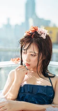 花浴少女，唇红齿白网红少女蓝色肩带泳装浴盆沐浴写真图片集