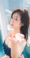 花浴少女，唇红齿白网红少女蓝色肩带泳装浴盆沐浴写真图片集