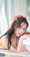 花浴少女，唇红齿白网红少女蓝色肩带泳装浴盆沐浴写真图片集