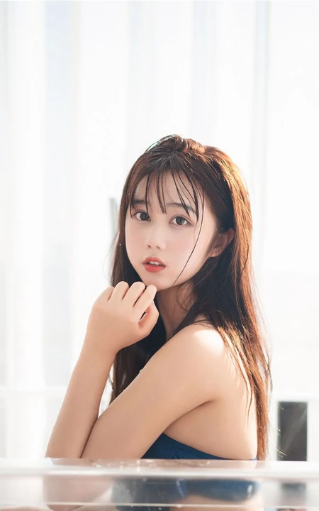 花浴少女，唇红齿白网红少女蓝色肩带泳装浴盆沐浴写真图片集