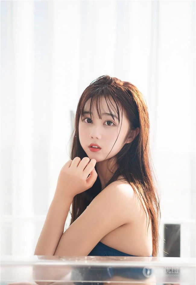花浴少女，唇红齿白网红少女蓝色肩带泳装浴盆沐浴写真图片集