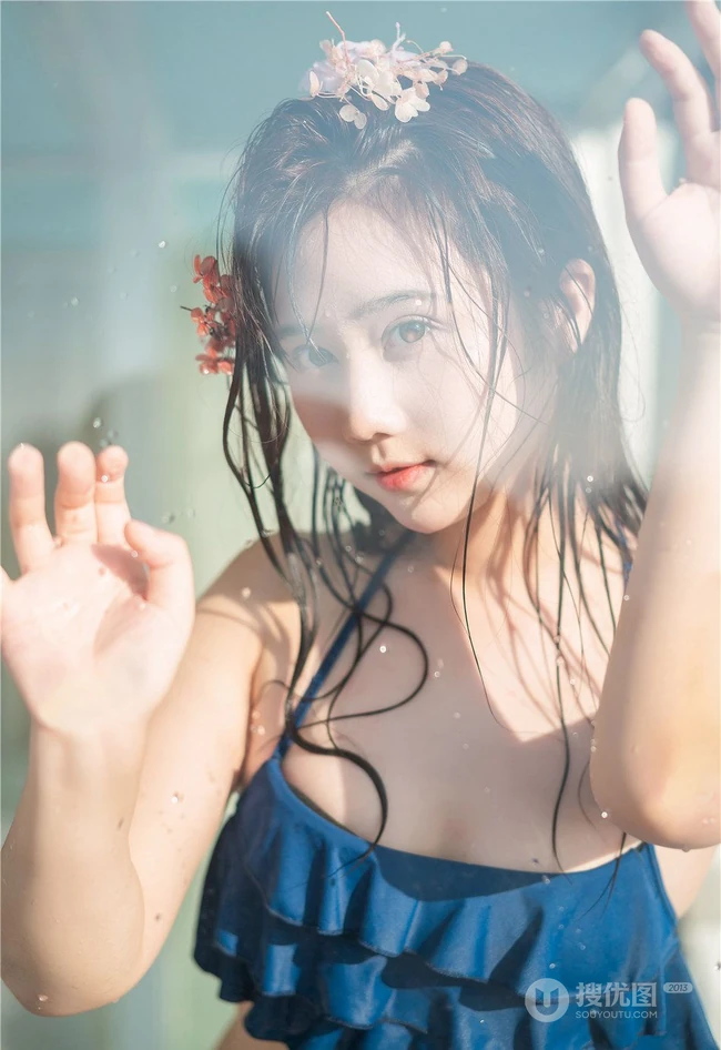 花浴少女，唇红齿白网红少女蓝色肩带泳装浴盆沐浴写真图片集