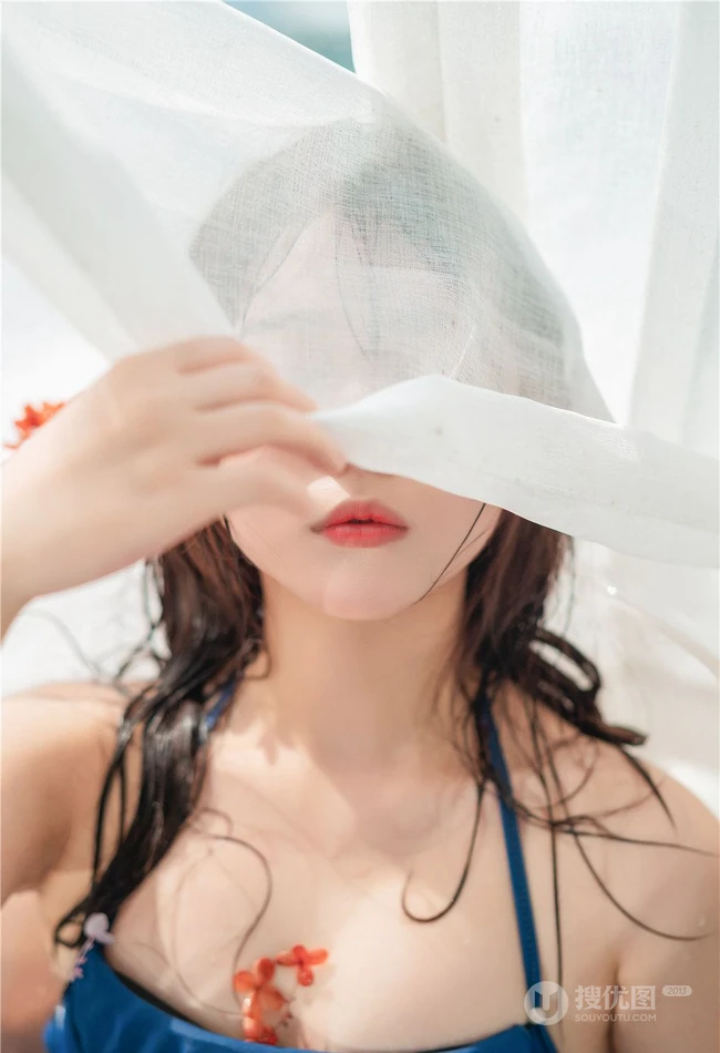花浴少女，唇红齿白网红少女蓝色肩带泳装浴盆沐浴写真图片集