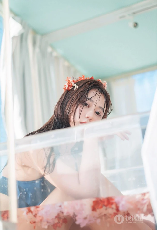 花浴少女，唇红齿白网红少女蓝色肩带泳装浴盆沐浴写真图片集
