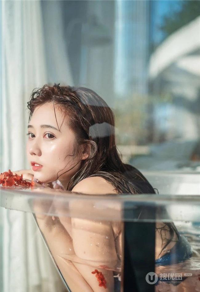 花浴少女，唇红齿白网红少女蓝色肩带泳装浴盆沐浴写真图片集