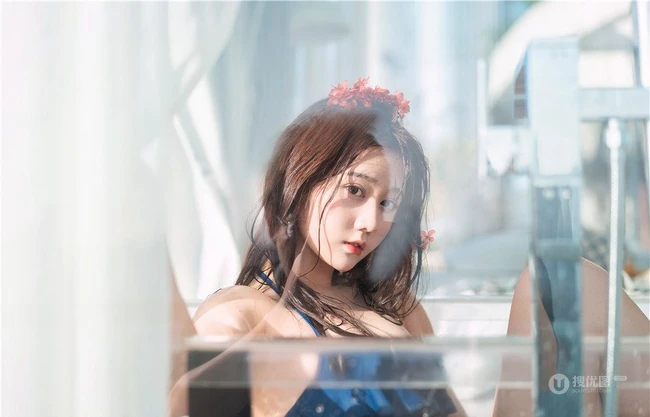 花浴少女，唇红齿白网红少女蓝色肩带泳装浴盆沐浴写真图片集