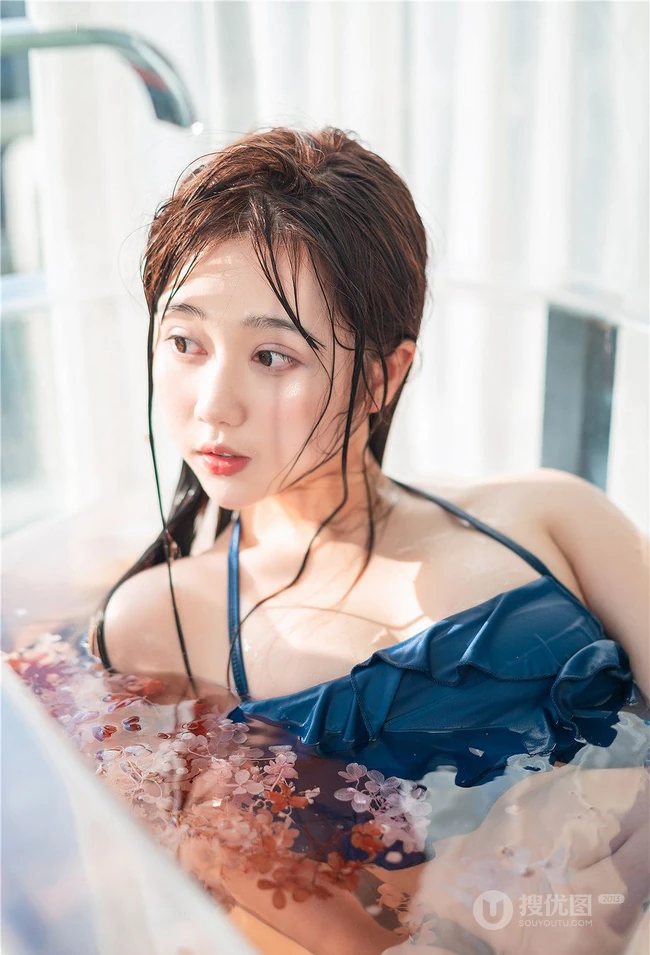 花浴少女，唇红齿白网红少女蓝色肩带泳装浴盆沐浴写真图片集