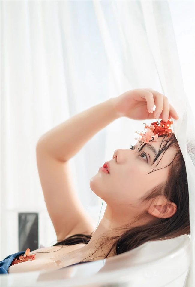 花浴少女，唇红齿白网红少女蓝色肩带泳装浴盆沐浴写真图片集