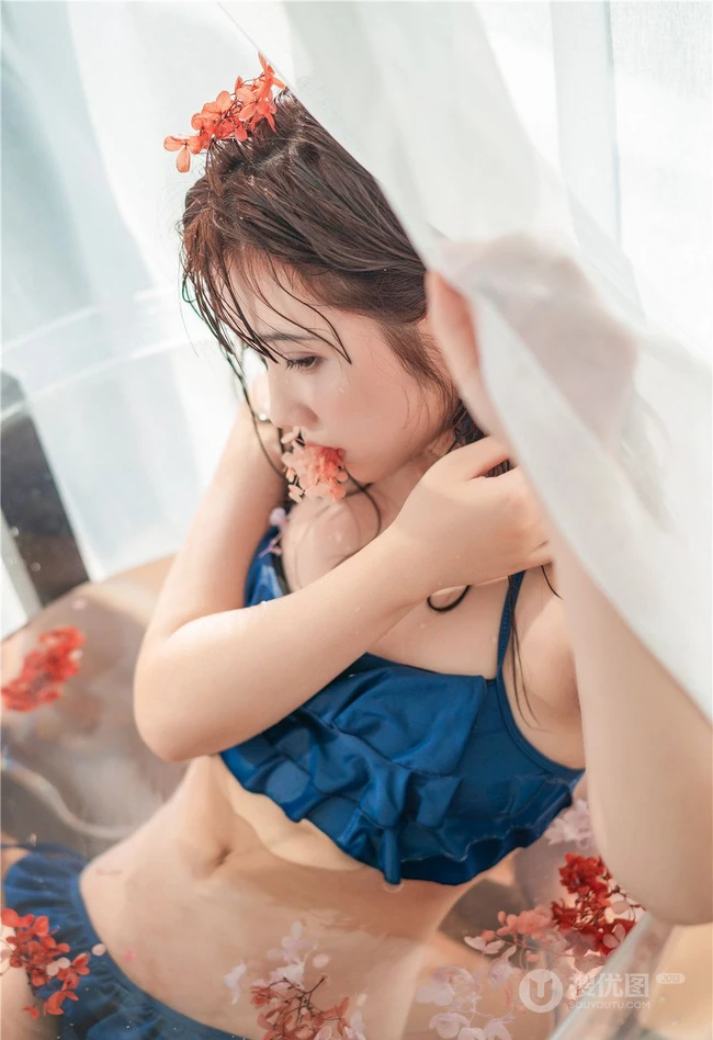 花浴少女，唇红齿白网红少女蓝色肩带泳装浴盆沐浴写真图片集
