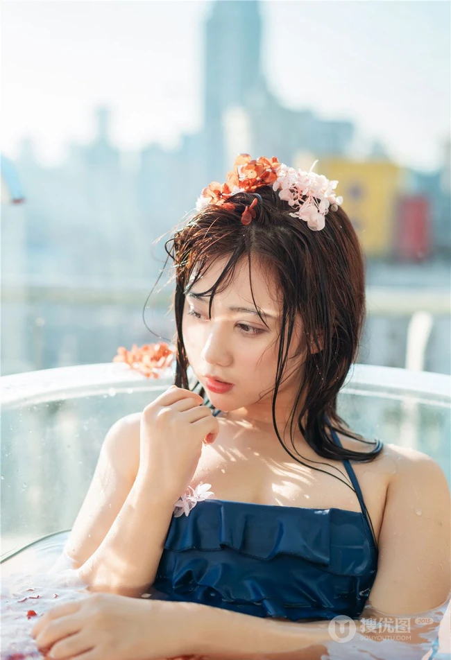 花浴少女，唇红齿白网红少女蓝色肩带泳装浴盆沐浴写真图片集