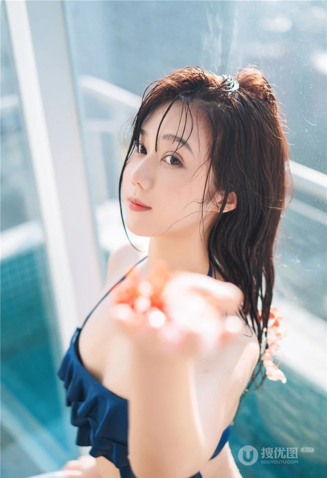 花浴少女，唇红齿白网红少女蓝色肩带泳装浴盆沐浴写真图片集