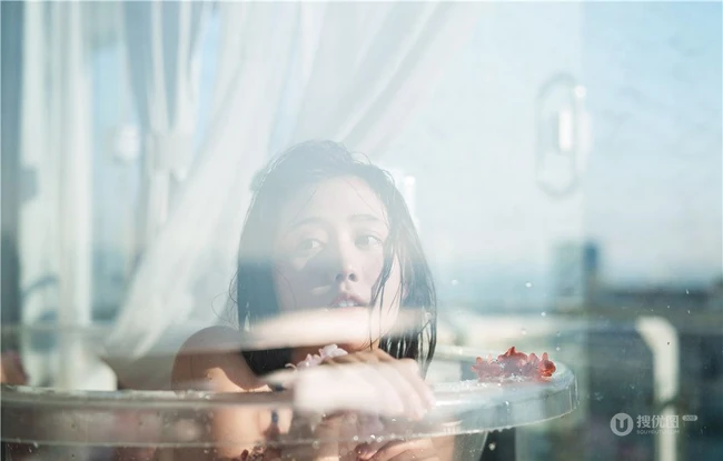 花浴少女，唇红齿白网红少女蓝色肩带泳装浴盆沐浴写真图片集
