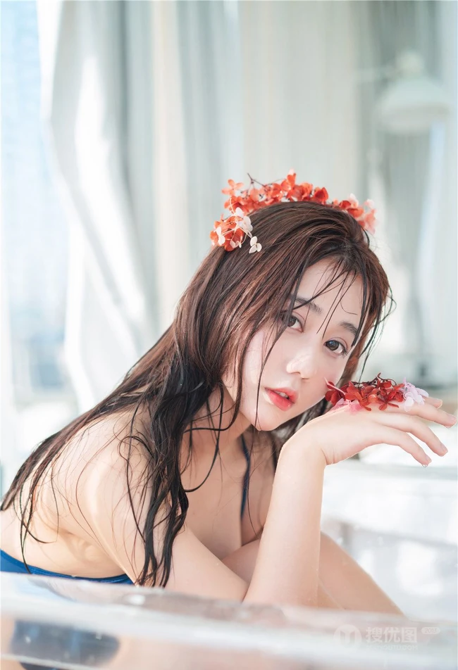 花浴少女，唇红齿白网红少女蓝色肩带泳装浴盆沐浴写真图片集