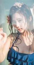 花浴少女，唇红齿白网红少女蓝色肩带泳装浴盆沐浴写真图片集