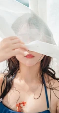 花浴少女，唇红齿白网红少女蓝色肩带泳装浴盆沐浴写真图片集