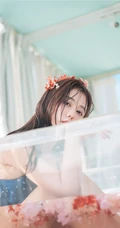 花浴少女，唇红齿白网红少女蓝色肩带泳装浴盆沐浴写真图片集