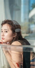 花浴少女，唇红齿白网红少女蓝色肩带泳装浴盆沐浴写真图片集