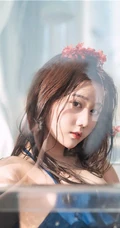 花浴少女，唇红齿白网红少女蓝色肩带泳装浴盆沐浴写真图片集