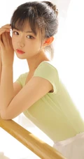 跳舞的女孩，漂亮可人浅粉00后少女紧身跳舞服穿着动人写真美照