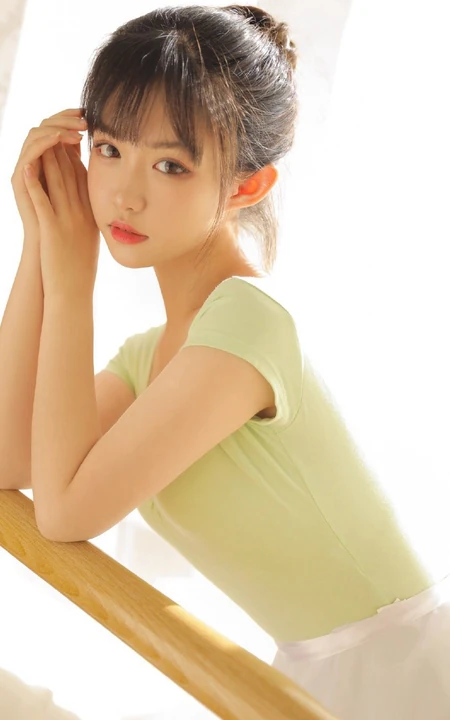 跳舞的女孩，漂亮可人浅粉00后少女紧身跳舞服穿着动人写真美照