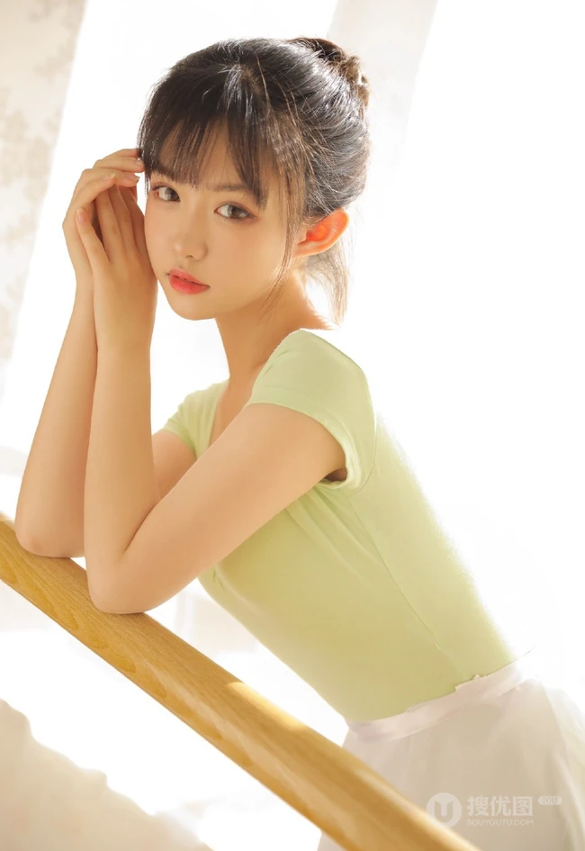 跳舞的女孩，漂亮可人浅粉00后少女紧身跳舞服穿着动人写真美照