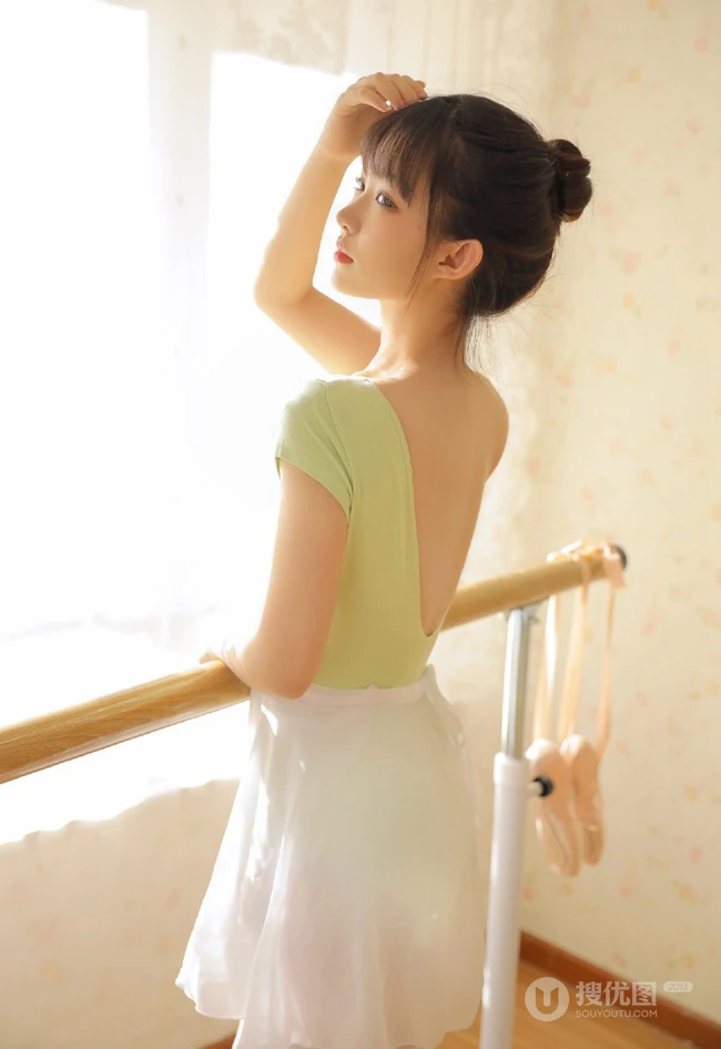 跳舞的女孩，漂亮可人浅粉00后少女紧身跳舞服穿着动人写真美照
