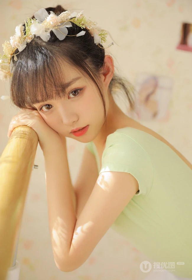 跳舞的女孩，漂亮可人浅粉00后少女紧身跳舞服穿着动人写真美照