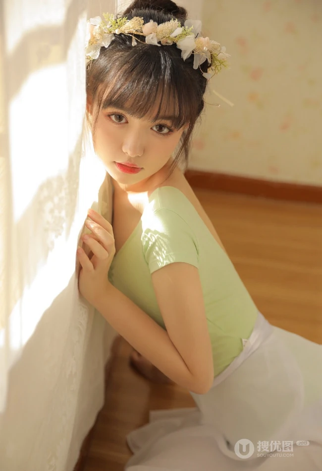 跳舞的女孩，漂亮可人浅粉00后少女紧身跳舞服穿着动人写真美照