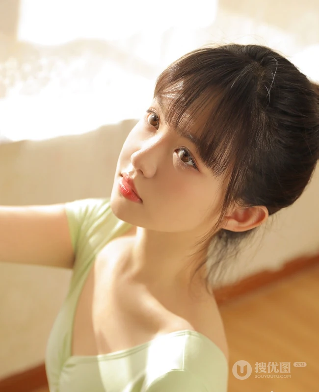 跳舞的女孩，漂亮可人浅粉00后少女紧身跳舞服穿着动人写真美照