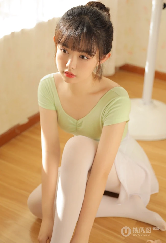 跳舞的女孩，漂亮可人浅粉00后少女紧身跳舞服穿着动人写真美照