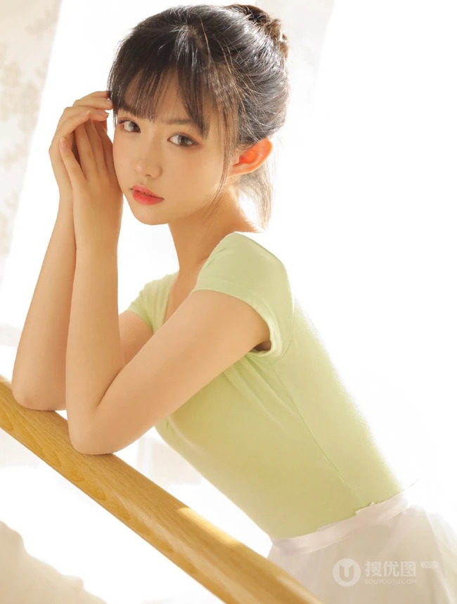 跳舞的女孩，漂亮可人浅粉00后少女紧身跳舞服穿着动人写真美照
