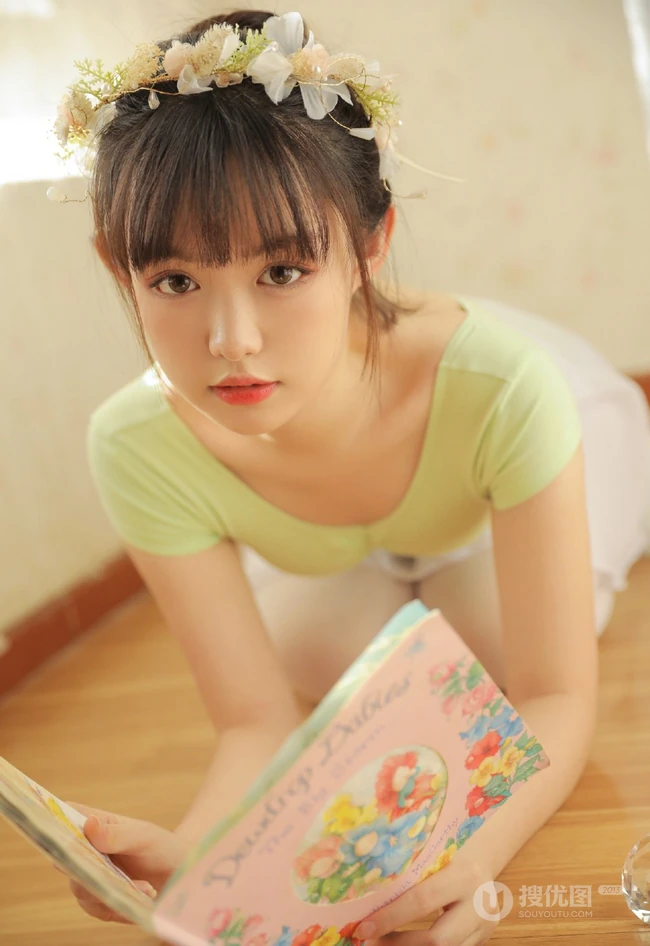 跳舞的女孩，漂亮可人浅粉00后少女紧身跳舞服穿着动人写真美照