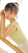 跳舞的女孩，漂亮可人浅粉00后少女紧身跳舞服穿着动人写真美照