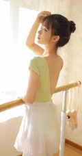 跳舞的女孩，漂亮可人浅粉00后少女紧身跳舞服穿着动人写真美照