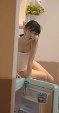 可爱元气少女肩带背心短裤居家厨房悠闲随性写真图集