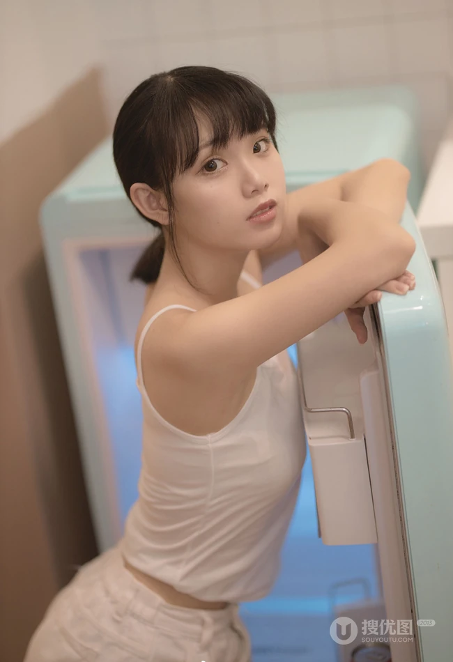 可爱元气少女肩带背心短裤居家厨房悠闲随性写真图集